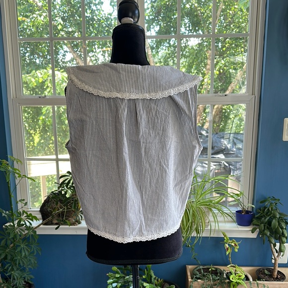 Chelsea & Violet White Sleeveless Crop Button Down Shirt - Picture 3 of 6